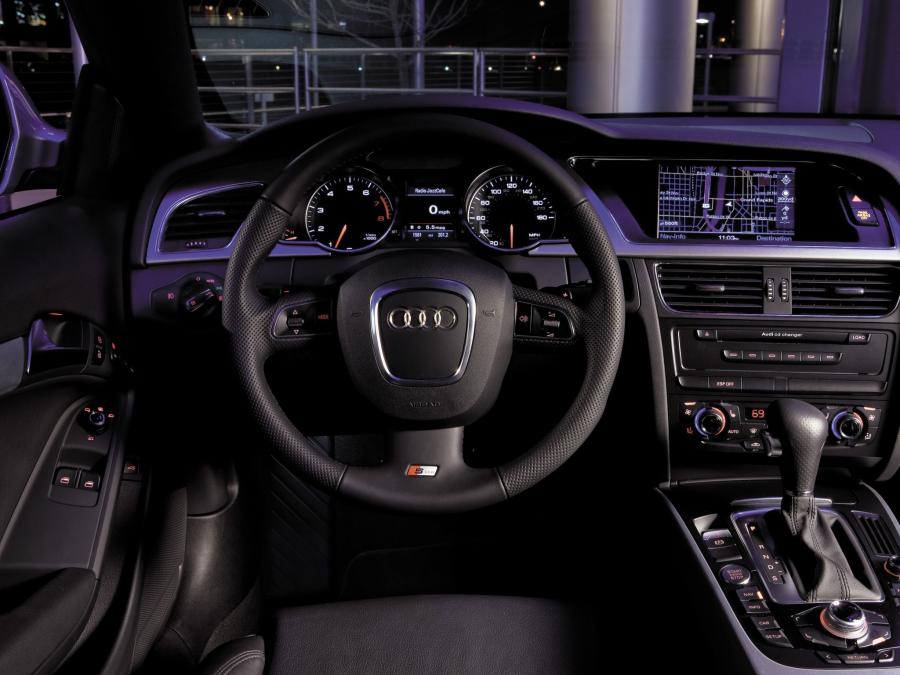Торпедо Audi A5 Coupe 3.2 S-Line 2008 года  (NA) (фото 7 из 11)